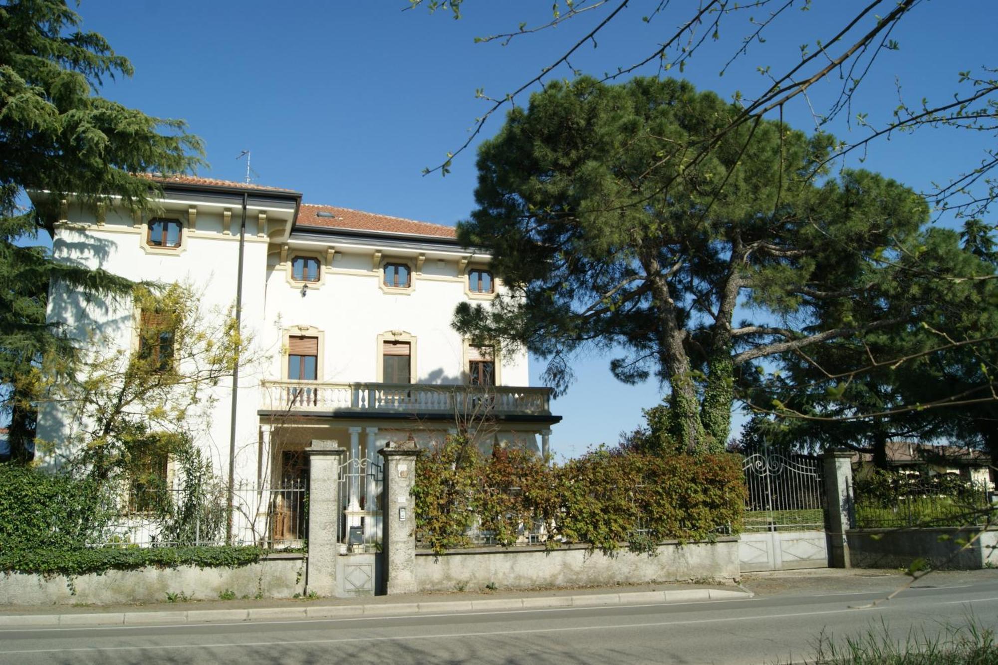Il Bozzolo Eco Boutique Apartments 明乔河畔的瓦雷奇奥 外观 照片